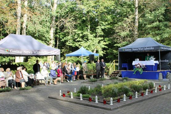 Grafika #0: Uroczystości na cmentarzu w Krępie Kaszubskiej