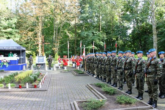 Grafika #1: Uroczystości na cmentarzu w Krępie Kaszubskiej