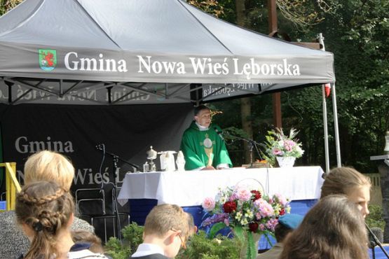 Grafika #8: Uroczystości na cmentarzu w Krępie Kaszubskiej