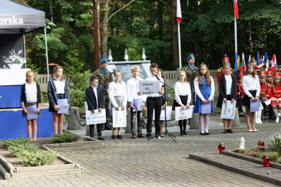 Grafika #9: Uroczystości na cmentarzu w Krępie Kaszubskiej