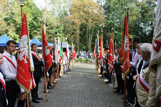 Grafika #10: Uroczystości na cmentarzu w Krępie Kaszubskiej