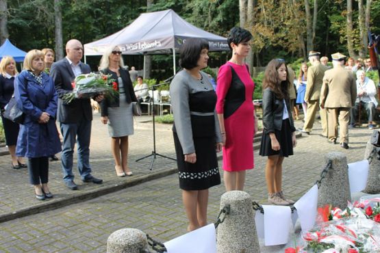 Grafika #11: Uroczystości na cmentarzu w Krępie Kaszubskiej