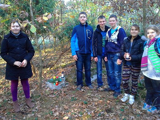 Grafika #1: Wyjście na cmentarz.