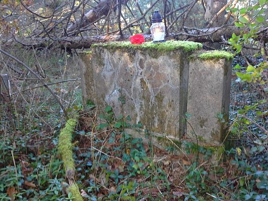 Grafika #2: Wyjście na cmentarz.