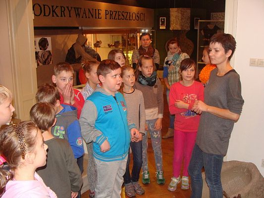 Grafika #1: Lekcja historii klasy IV w lęborskim muzeum