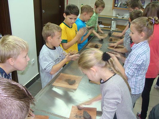 Grafika #4: Lekcja historii klasy IV w lęborskim muzeum