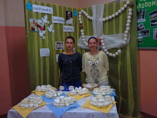 Grafika #1: Jan Paweł II – Świętymi Bądźcie