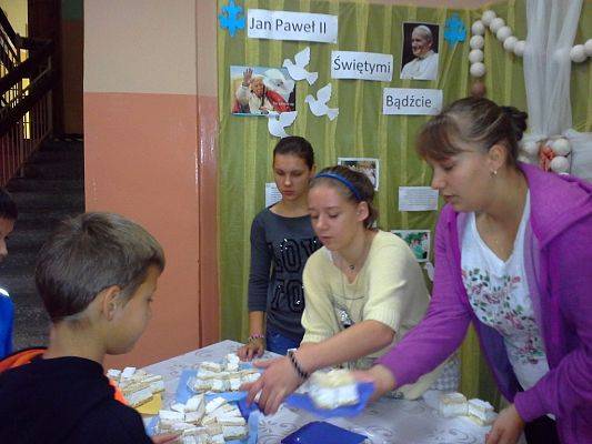 Grafika #2: Jan Paweł II – Świętymi Bądźcie