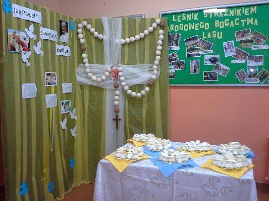 Grafika #5: Jan Paweł II – Świętymi Bądźcie