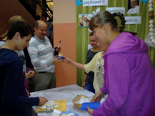 Grafika #6: Jan Paweł II – Świętymi Bądźcie