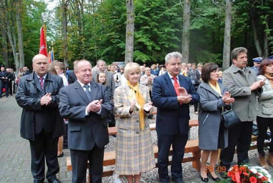 Grafika #5: Uroczystość patriotyczno - religijna ku czci pomordowanych więźniów Obozu Koncentracyjnego Stutthof