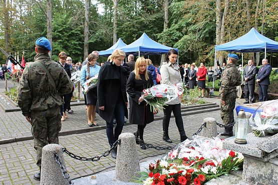 Grafika #8: Uroczystość patriotyczno - religijna ku czci pomordowanych więźniów Obozu Koncentracyjnego Stutthof