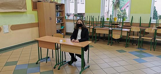 Uczennica klasy 8 przed egzaminem grafika