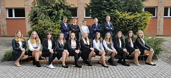 Zbiorowe zdjęcie klasy 8 grafika