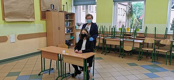 Uczennica wraz z członkiem komisji przed egzaminem grafika