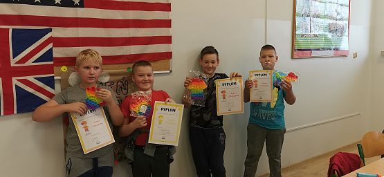 Chłopcy z dyplomami i prezentami