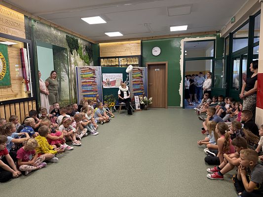 Narodowe czytanie - Szkoła Podstawowa w Leśnicach grafika