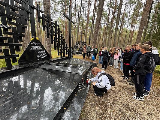 Grafika 5: Wyjazd do Miejsca Pamięci w Piaśnicy