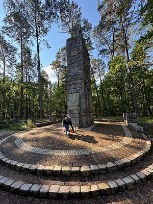 Grafika 1: Wyjazd do Miejsca Pamięci w Piaśnicy